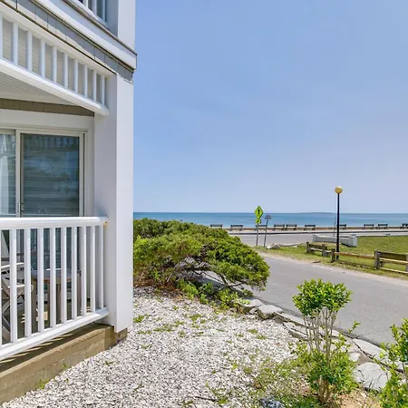 Breezy Oak Bluffs Condo - Steps To Inkwell Beach!